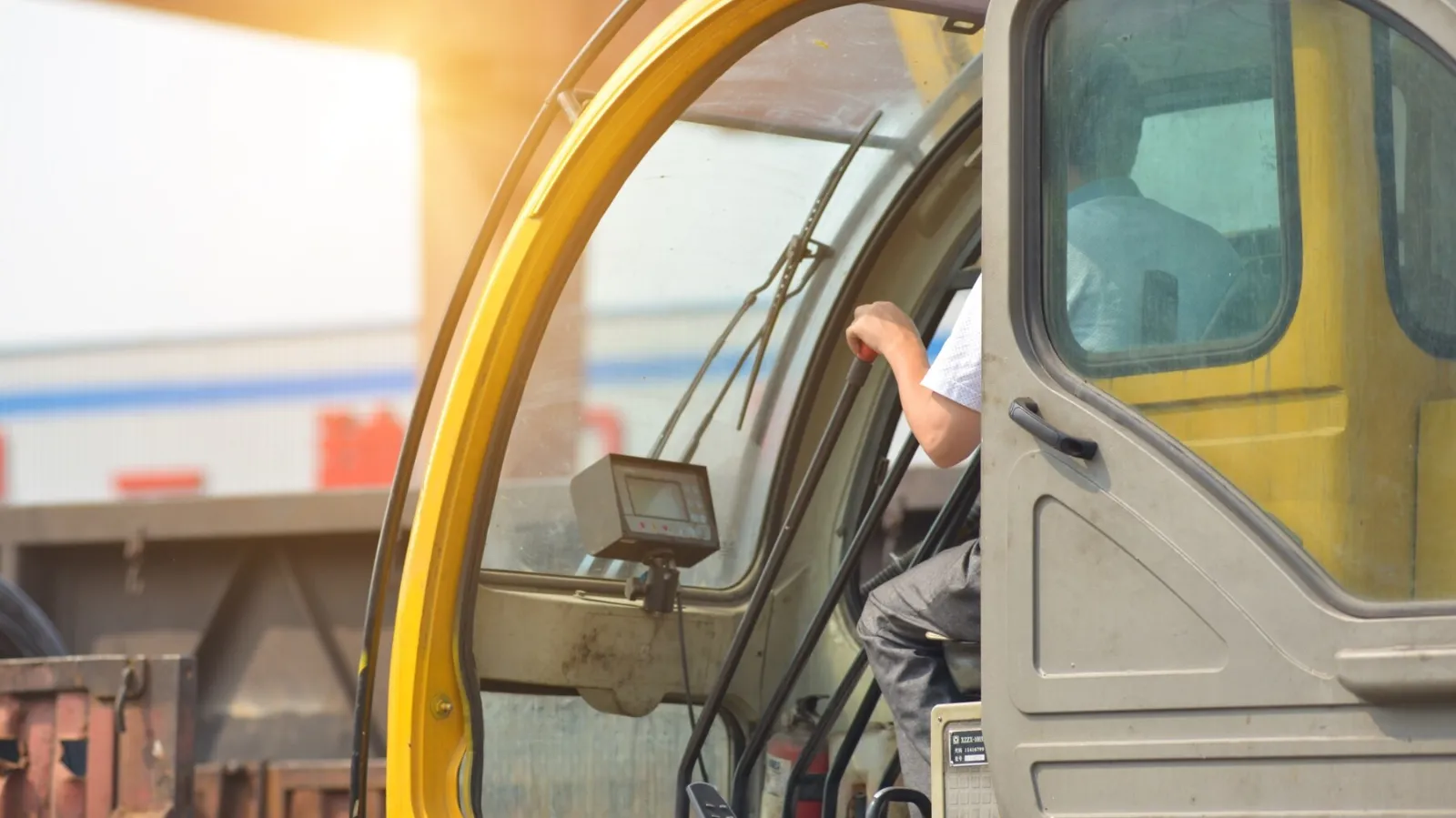 Sepetli mi Mobil mi? Şantiyenize En Uygun Vinç Tipini Seçmenin 7 Kriteri